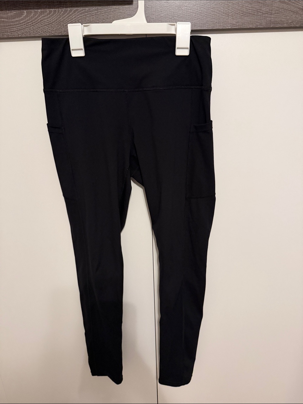 High-Rise Black Pocket Leggings — Everyday Comfort
